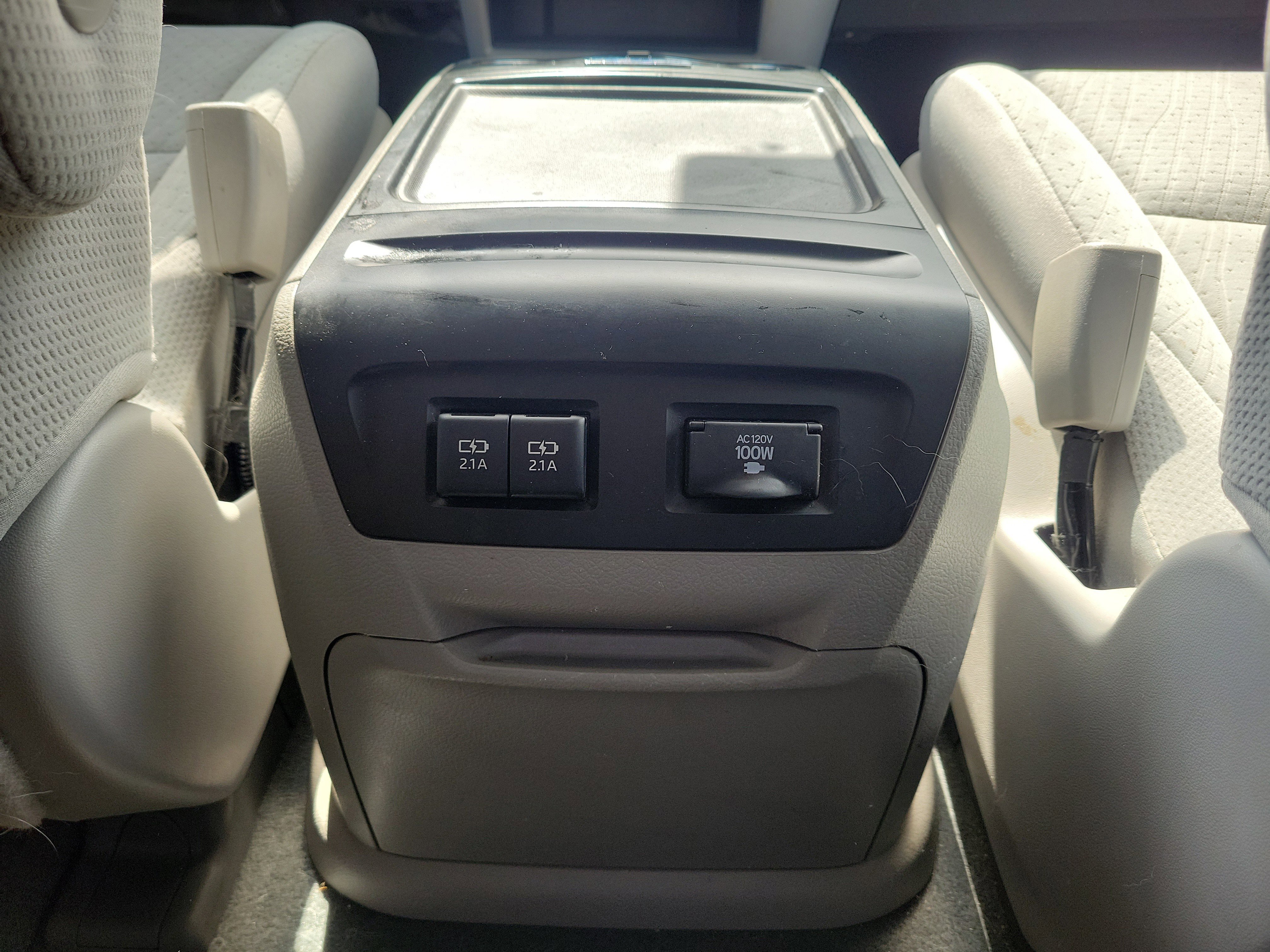 Used 2019 Toyota Sienna LE w/ Carpet Mat Package image 12