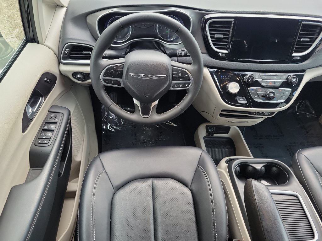 Used 2024 Chrysler Pacifica Touring-L FWD image 18