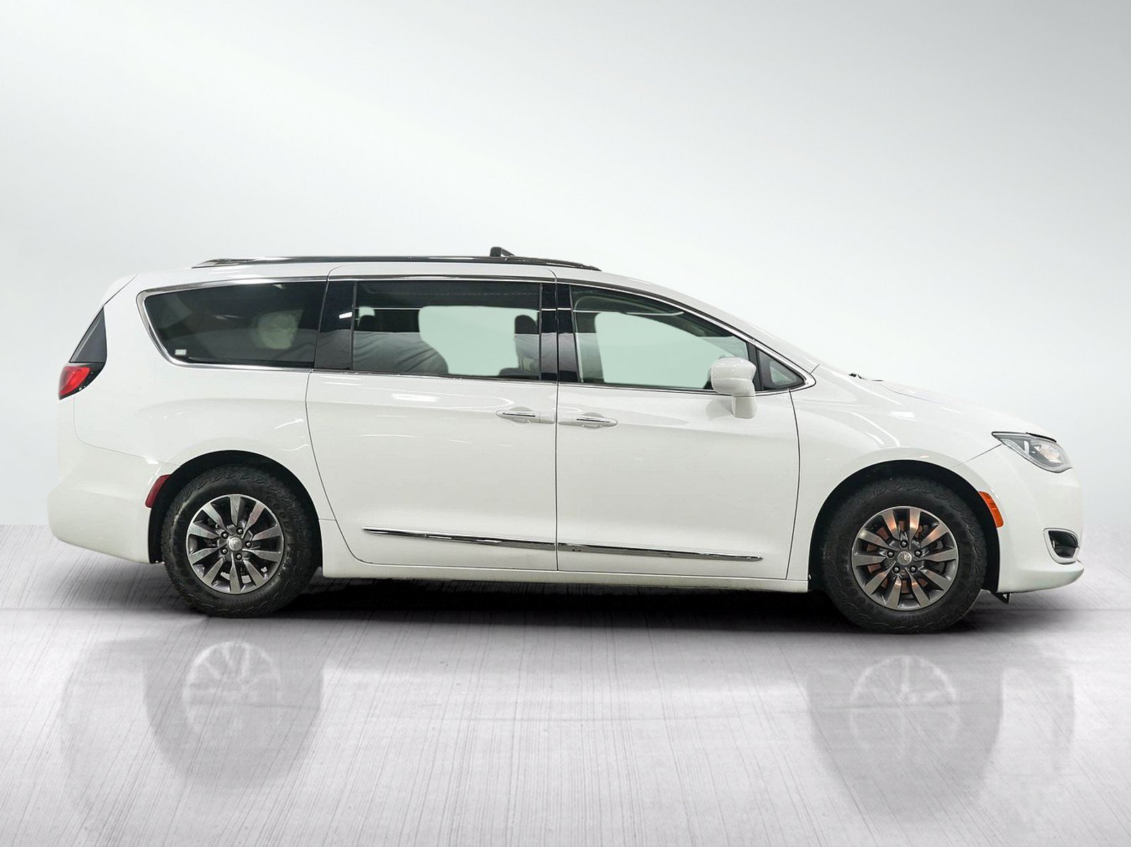 Used 2020 Chrysler Pacifica Touring-L Plus FWD image 6