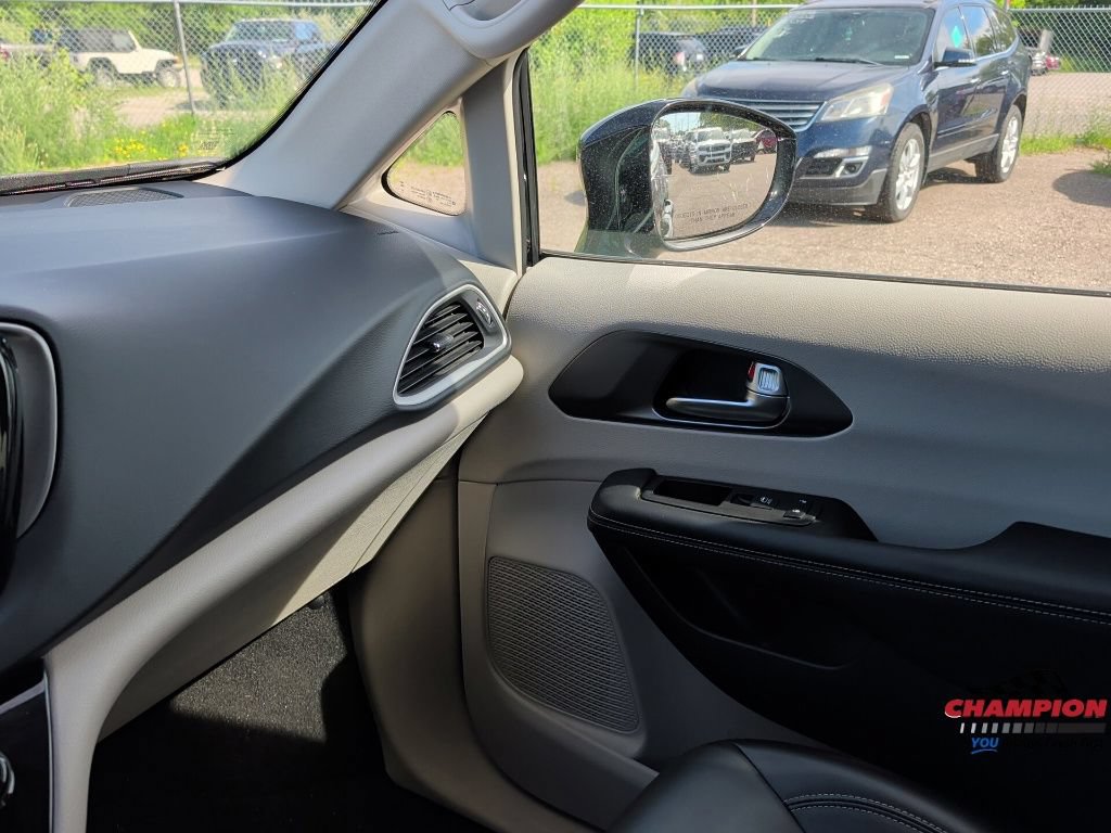 Used 2024 Chrysler Pacifica Touring-L FWD image 19