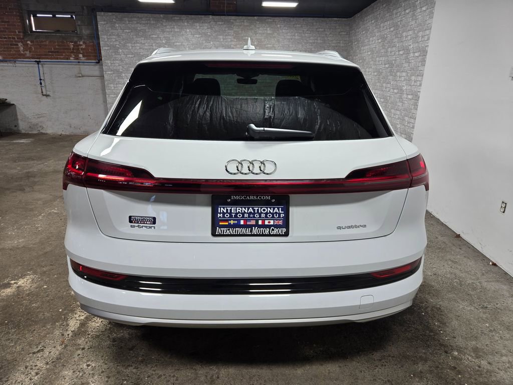 Used 2022 Audi e-tron Premium Plus w/ Premium Plus Package image 52