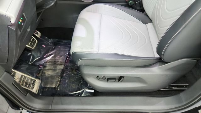 Used 2025 Volkswagen Tiguan SE R-Line image 33