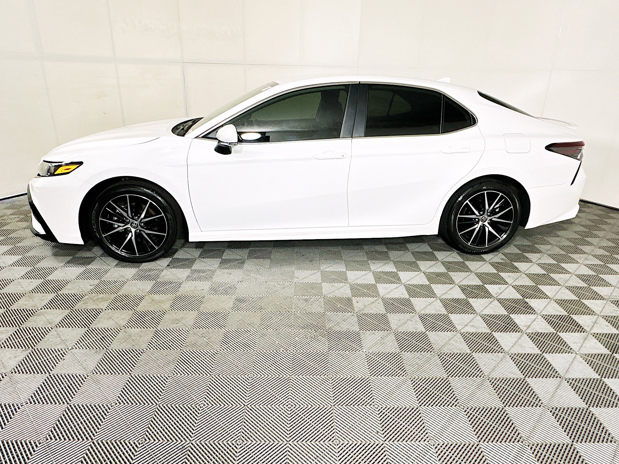 Used 2024 Toyota Camry SE FWD image 6