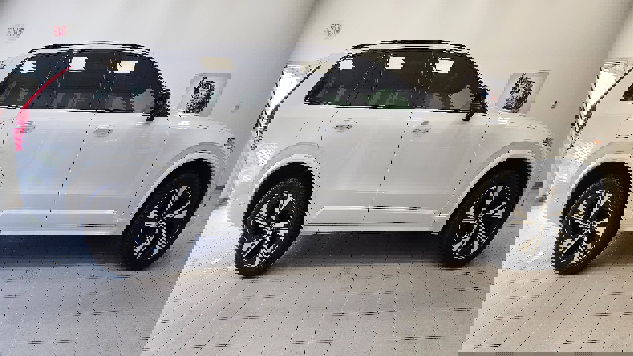 Certified 2022 Volvo XC90 T8 R-Design w/ Advanced Package image 3