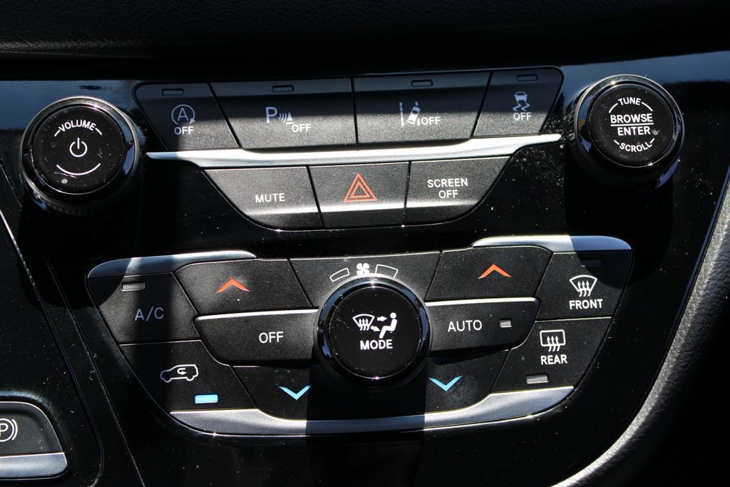 Used 2025 Chrysler Pacifica Select FWD image 46
