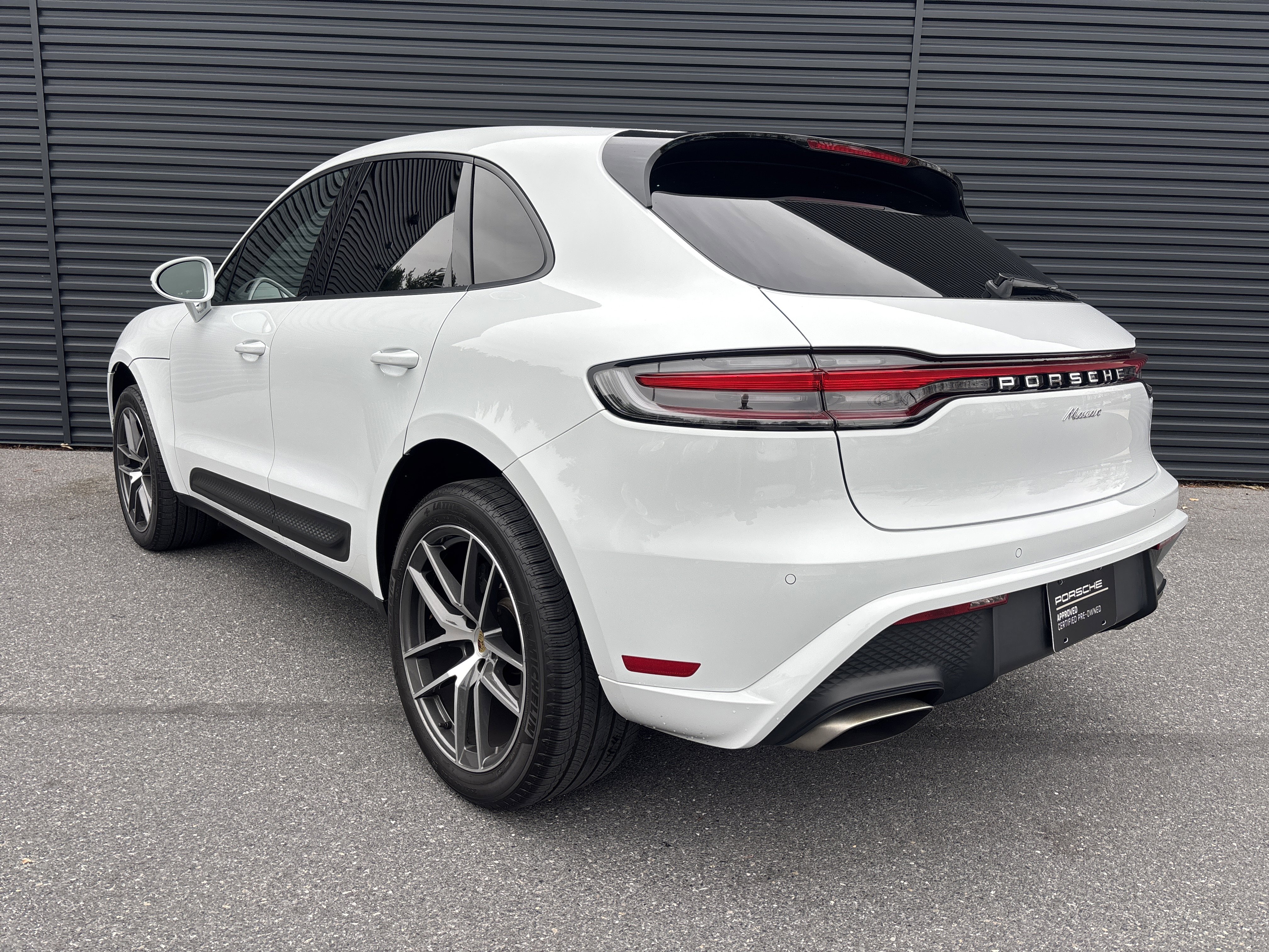 Certified 2022 Porsche Macan image 3