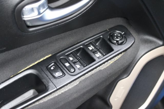 Used 2015 Jeep Renegade Latitude FWD image 11