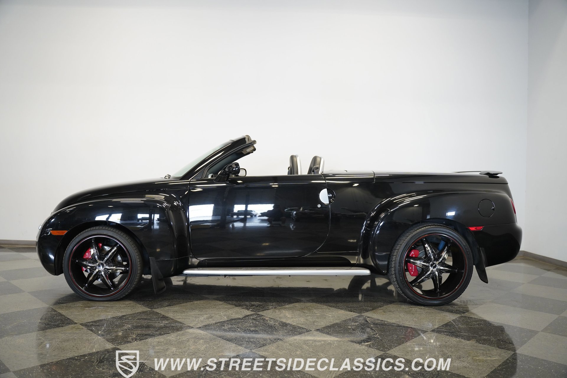 Used 2004 Chevrolet SSR w/ Preferred Equipment Group image 2