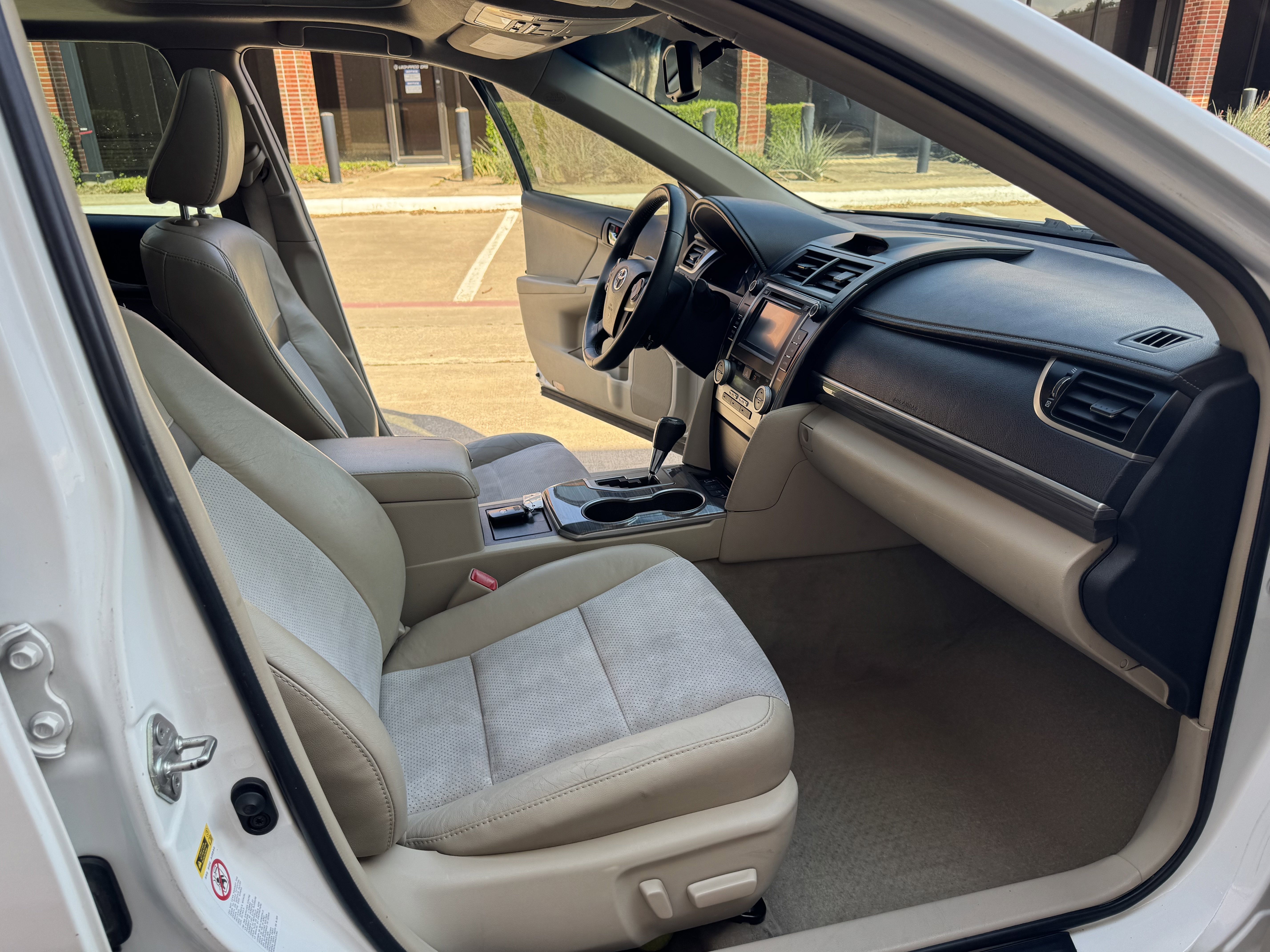 Used 2012 Toyota Camry XLE w/ Leather Pkg image 22