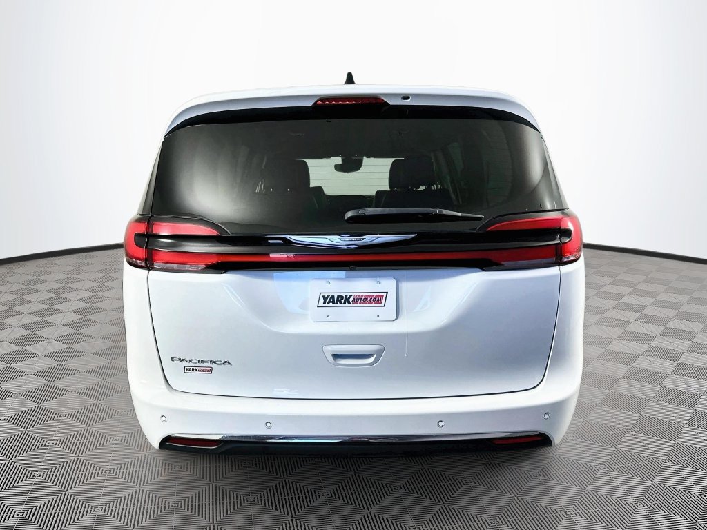 Certified 2023 Chrysler Pacifica Touring-L FWD image 9