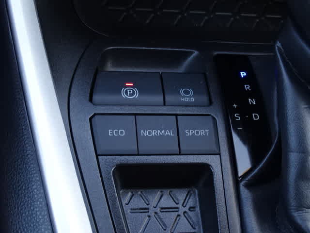 Certified 2025 Toyota RAV4 LE FWD image 32