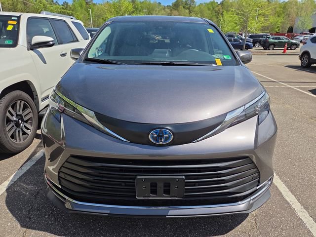 Used 2024 Toyota Sienna XLE w/ XLE Plus Package image 8