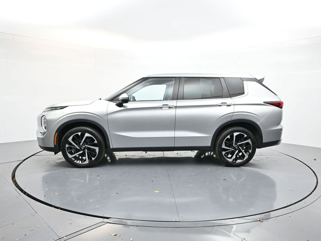 Used 2022 Mitsubishi Outlander SE image 4