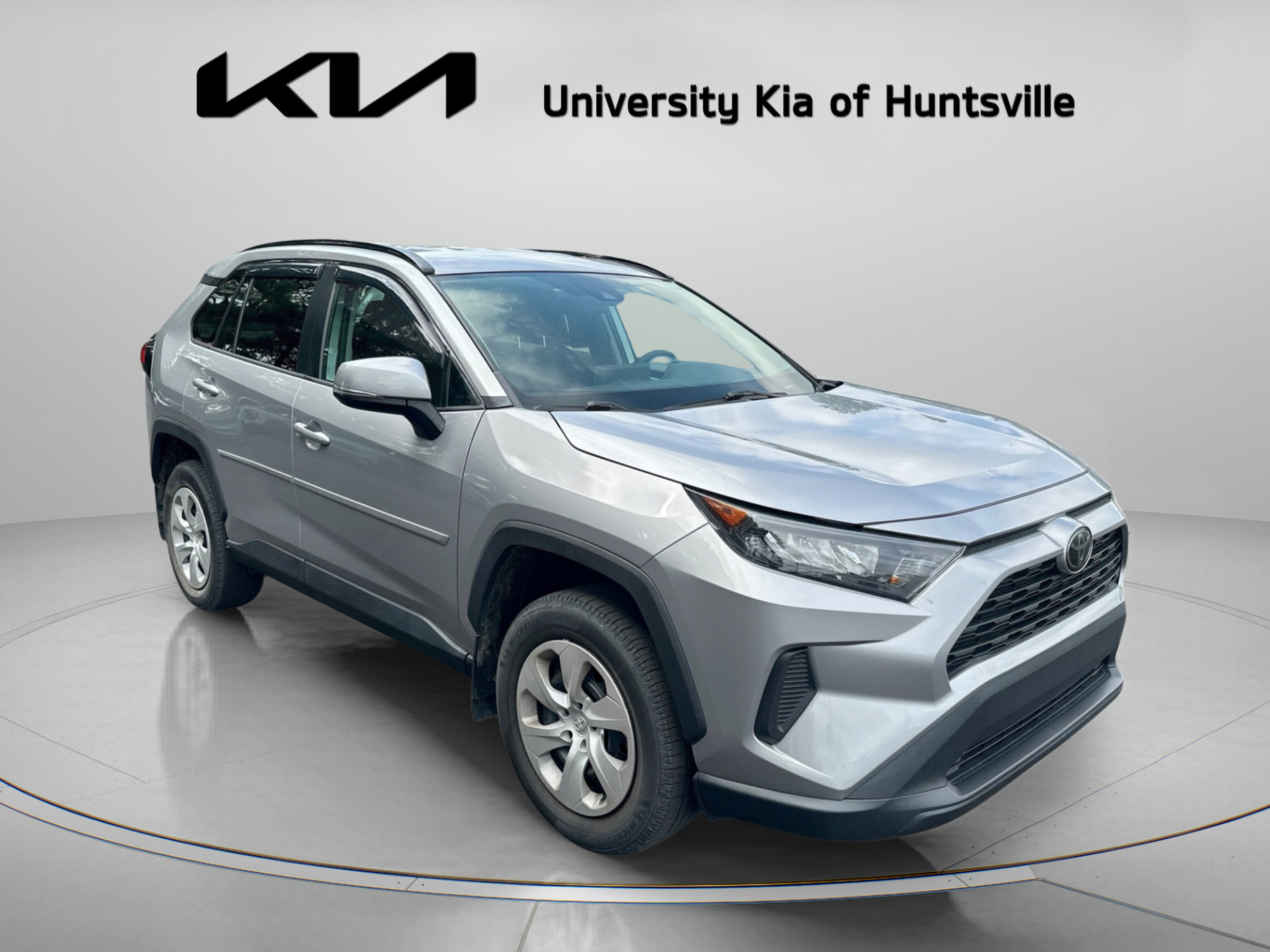 Used 2019 Toyota RAV4 LE FWD image 1
