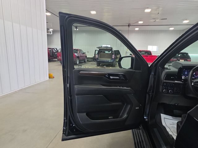 Used 2025 Chevrolet Suburban High Country AWD/4WD image 23