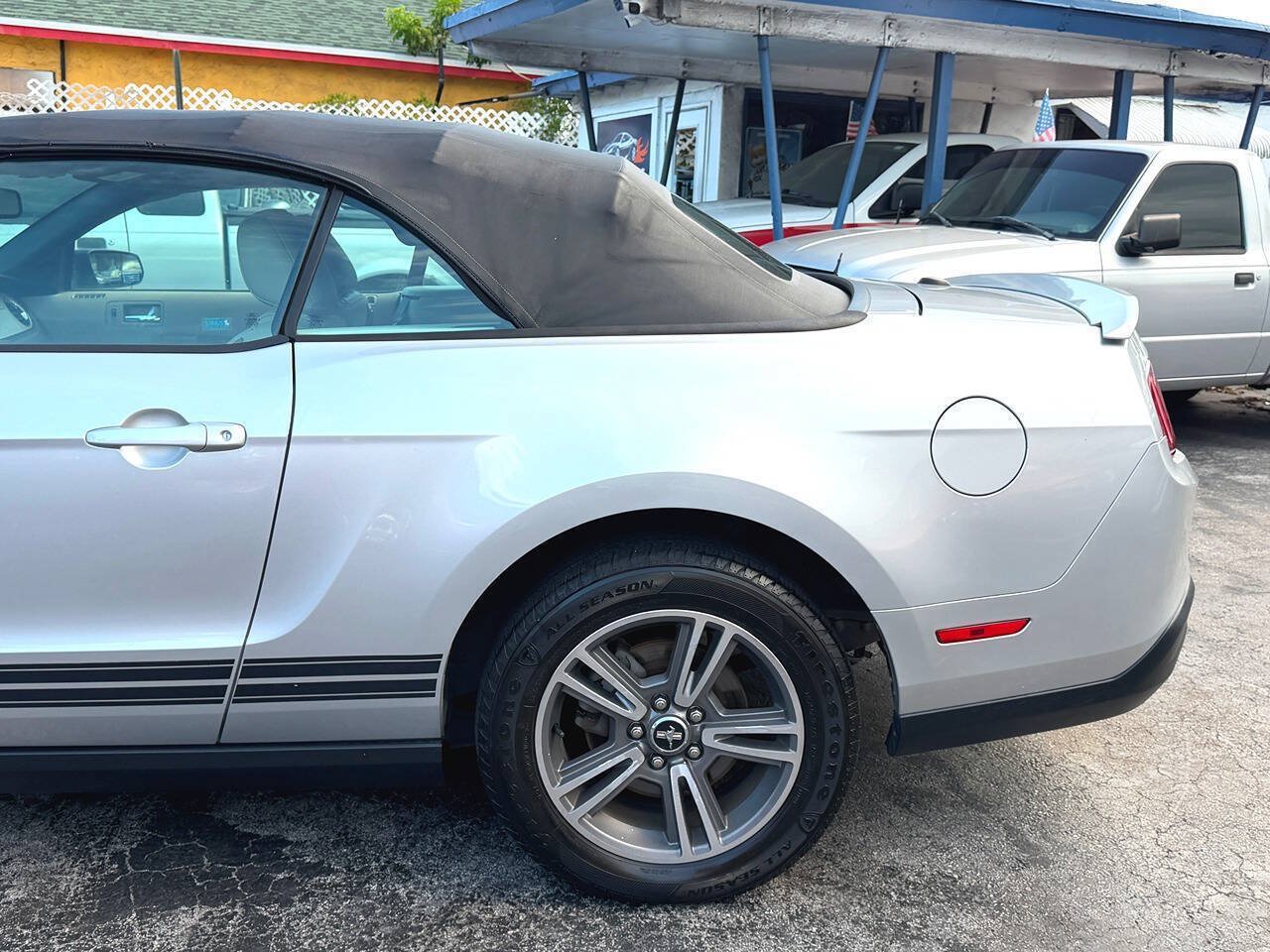 Used 2010 Ford Mustang Convertible RWD image 12