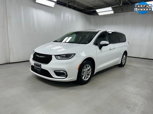 Used 2023 Chrysler Pacifica Touring-L image 2