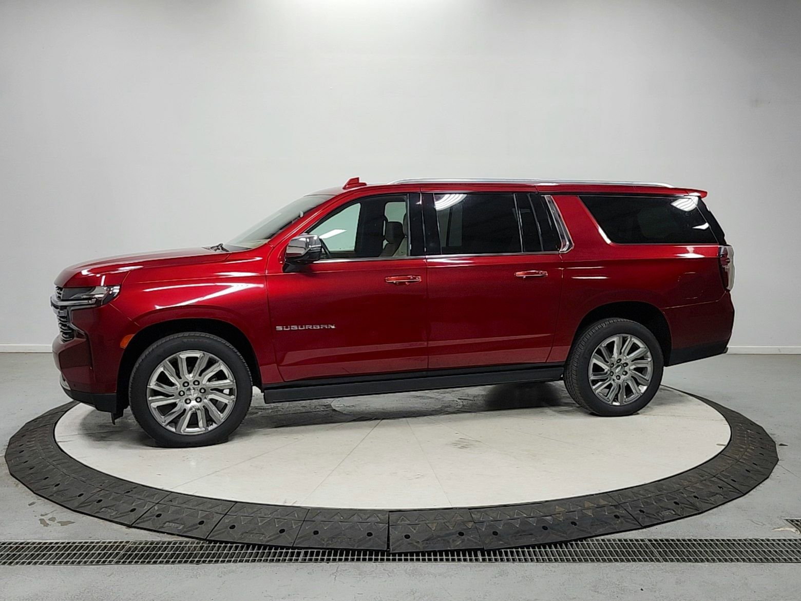 Used 2021 Chevrolet Suburban Premier w/ Premium Package AWD/4WD image 4