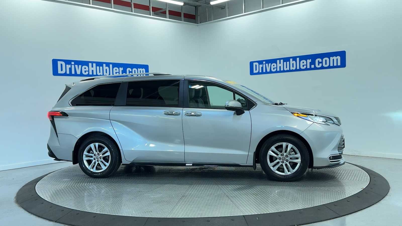 Used 2023 Toyota Sienna Limited AWD/4WD image 9