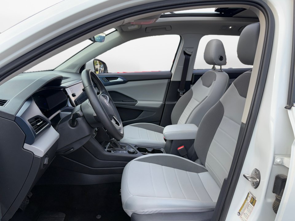 Used 2023 Volkswagen Taos SE w/ Panoramic Sunroof Package AWD/4WD image 9
