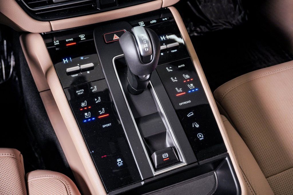 Certified 2025 Porsche Macan AWD/4WD image 23