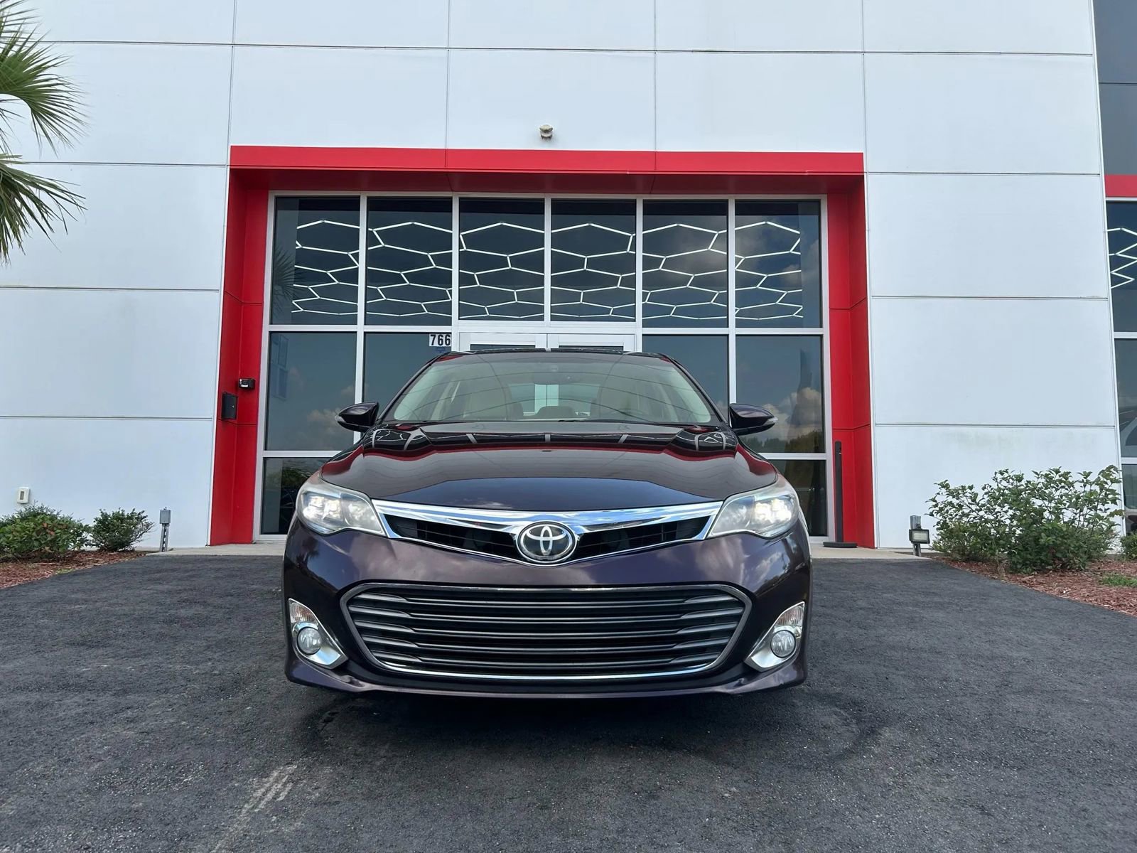 Used 2013 Toyota Avalon Limited image 2