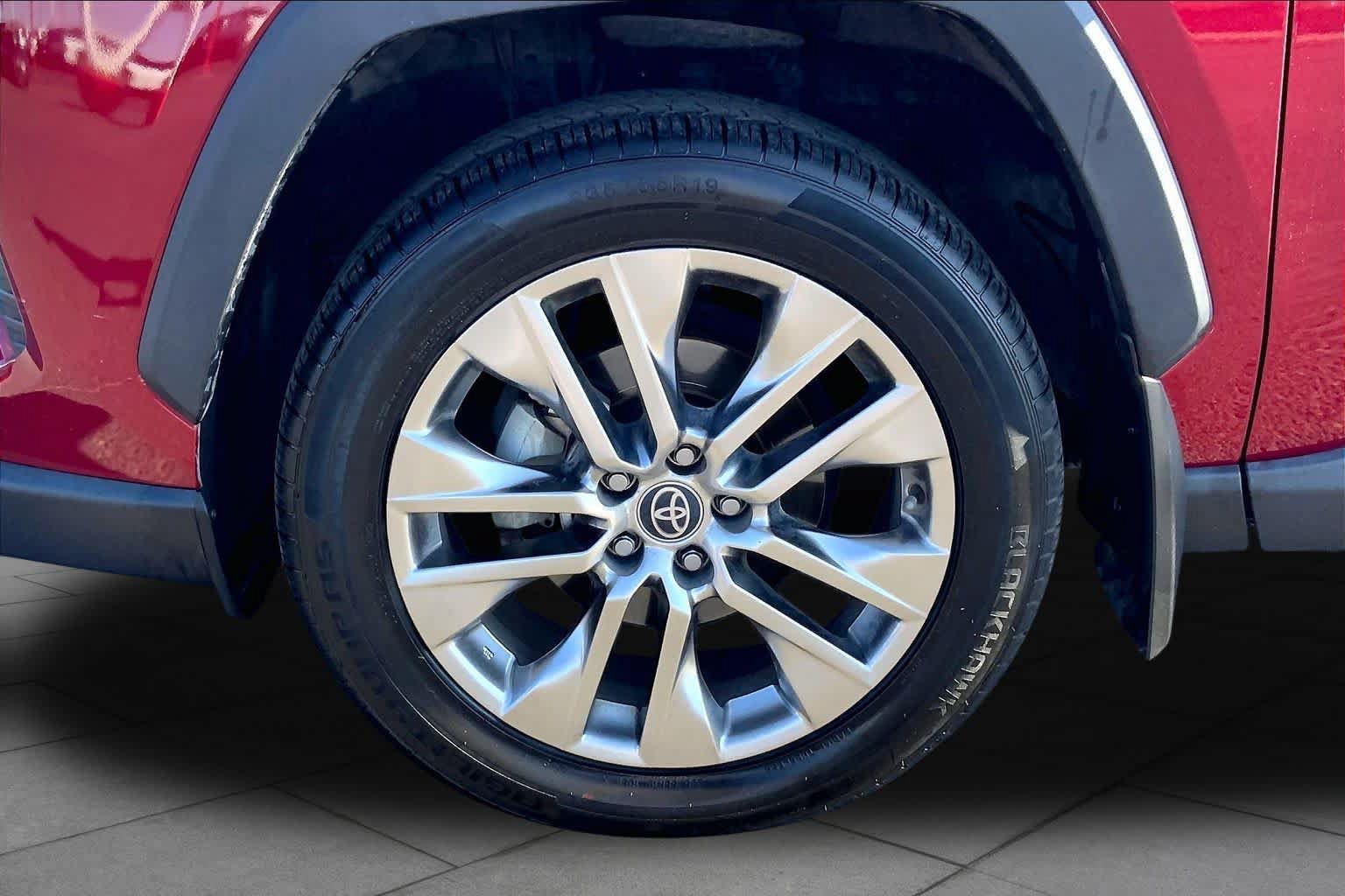 Used 2021 Toyota RAV4 XLE Premium FWD image 11