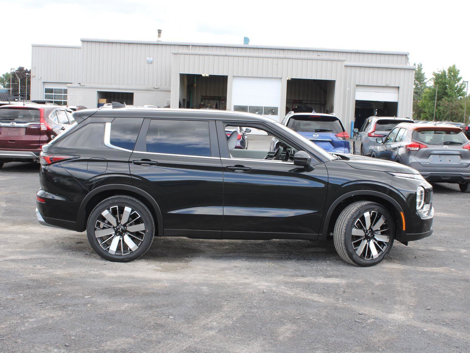 New 2025 Mitsubishi Outlander SE image 11