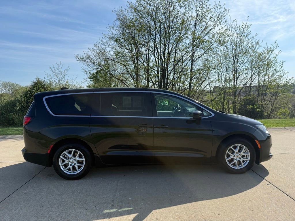 Used 2022 Chrysler Voyager LX FWD image 2