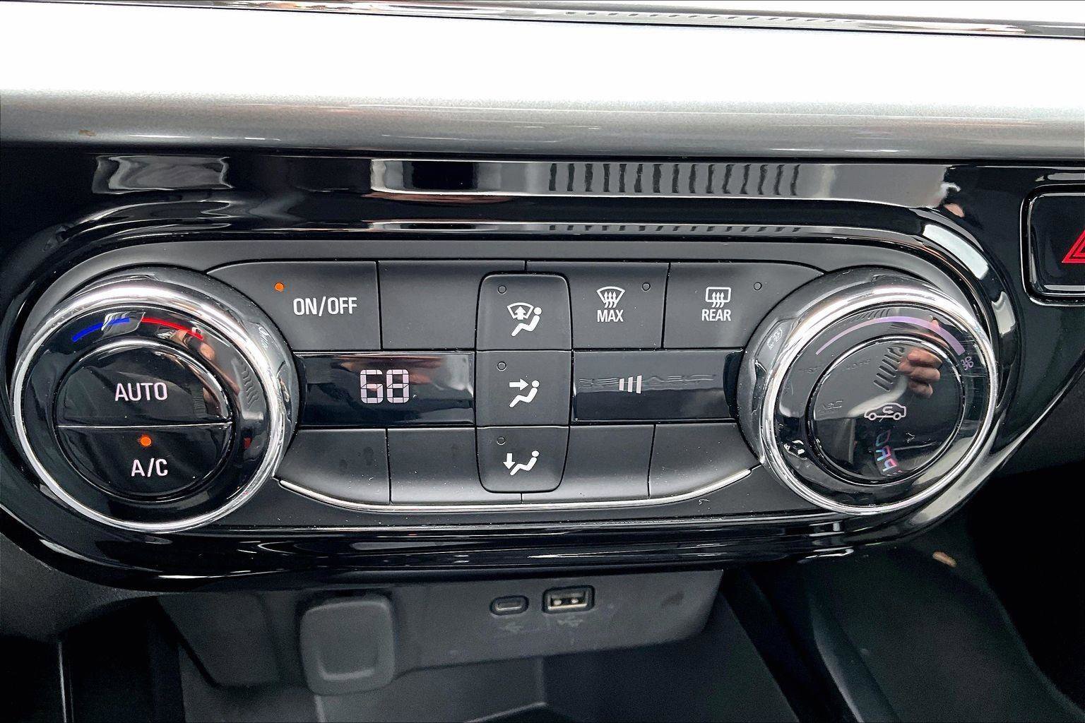 Used 2025 Chevrolet Trax LT FWD image 34