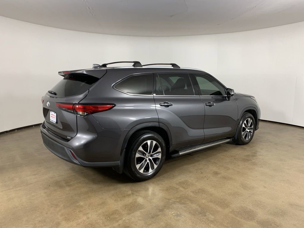 Used 2022 Toyota Highlander XLE FWD image 8