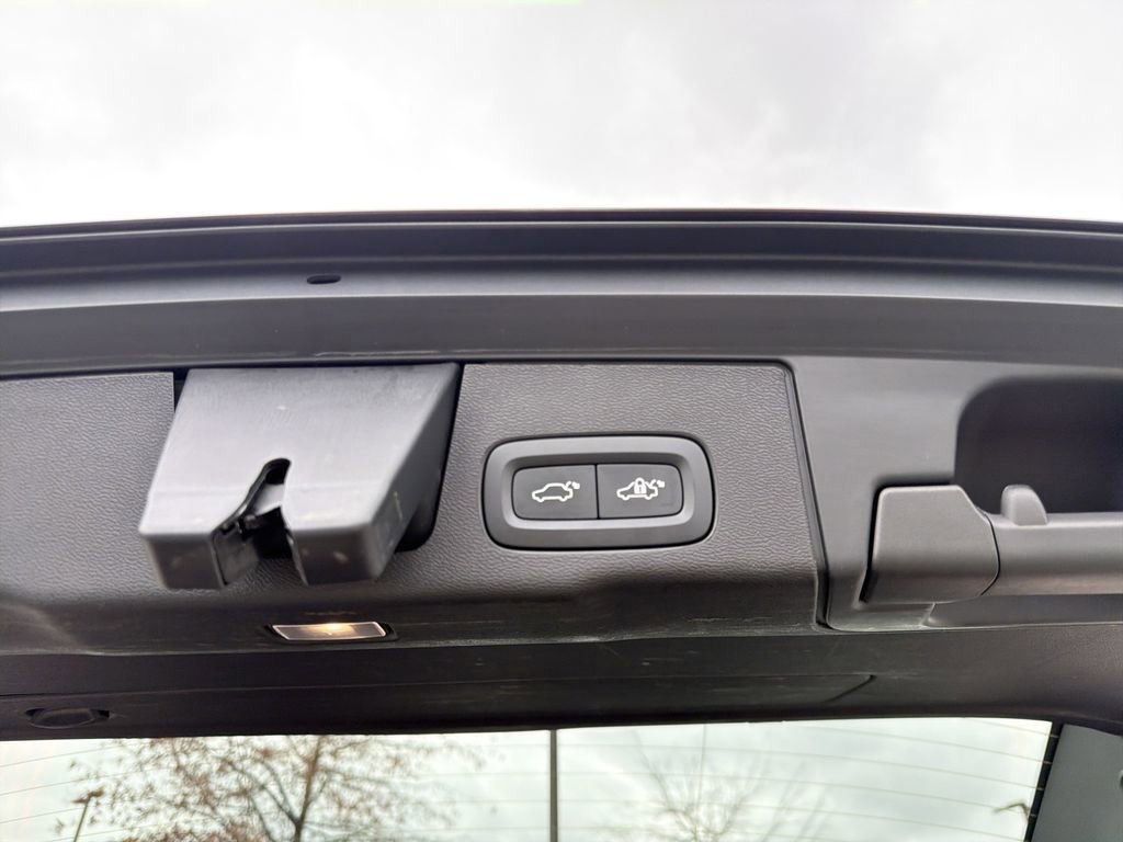 Used 2023 Volvo XC60 T8 Plus image 15