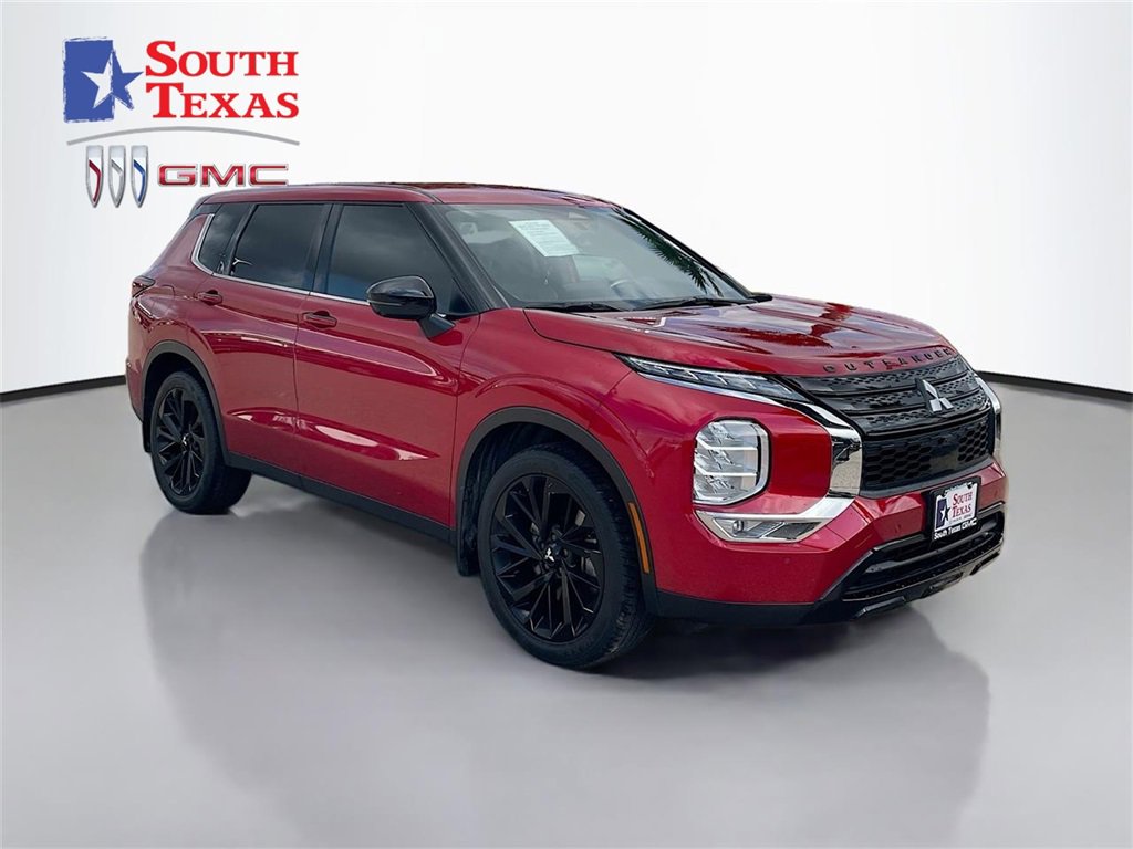 Used 2023 Mitsubishi Outlander SE image 1