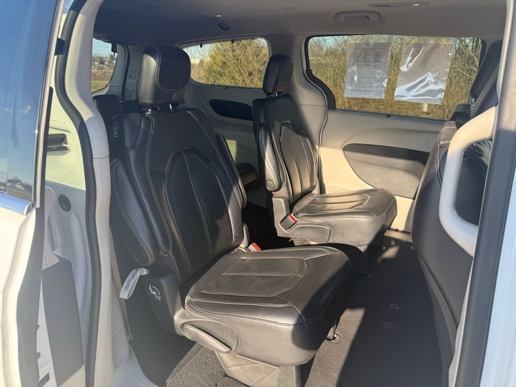 Used 2022 Chrysler Pacifica Touring-L image 15