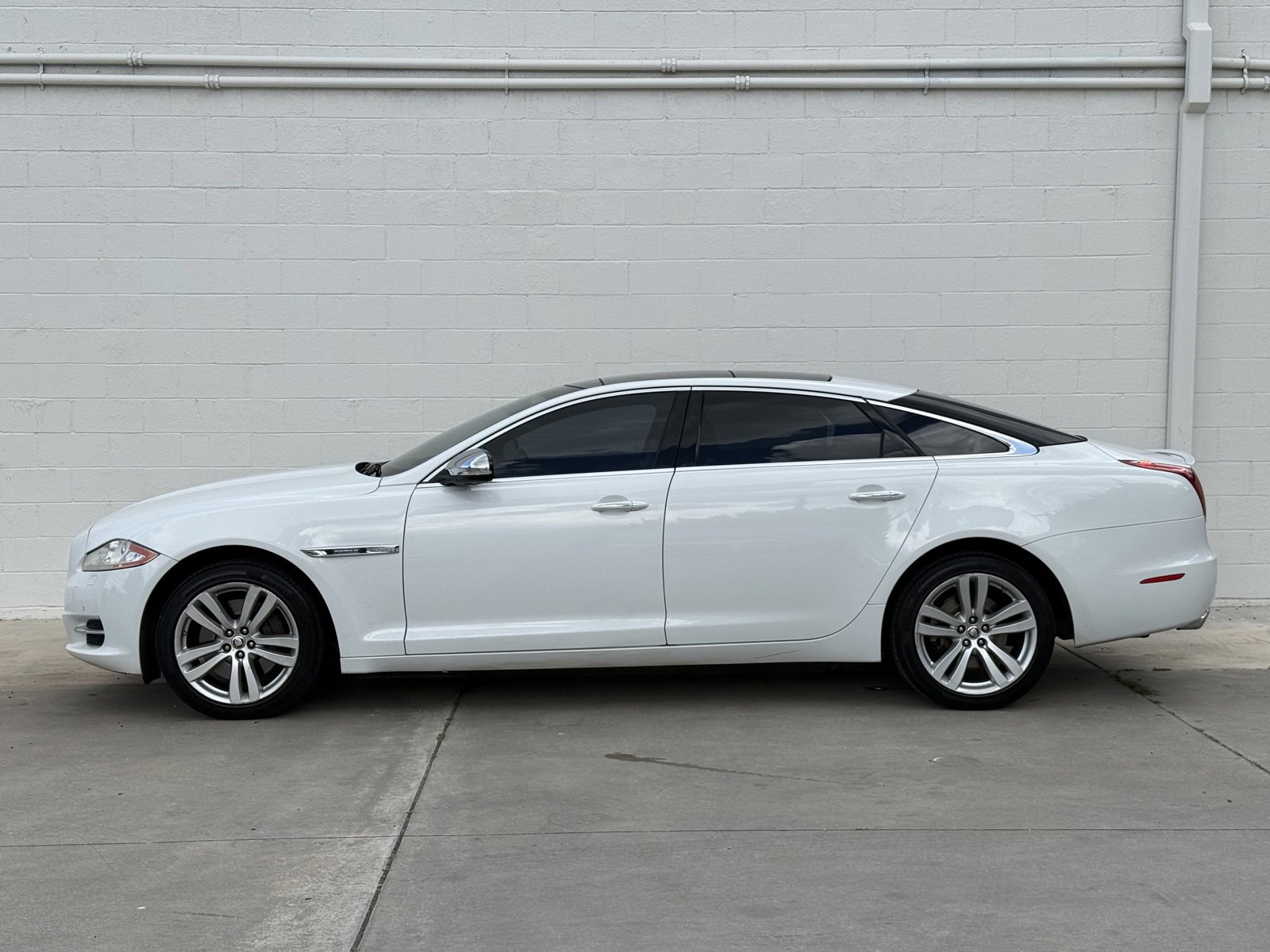 Used 2012 Jaguar XJ L RWD image 8