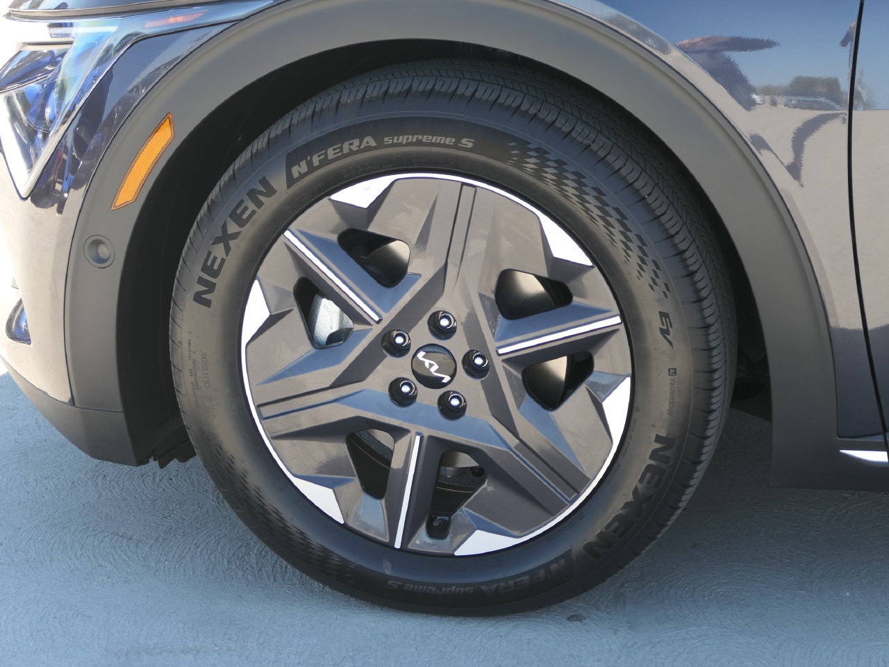 Certified 2025 Kia EV6 Light w/ Light LR Technology Package AWD/4WD image 9