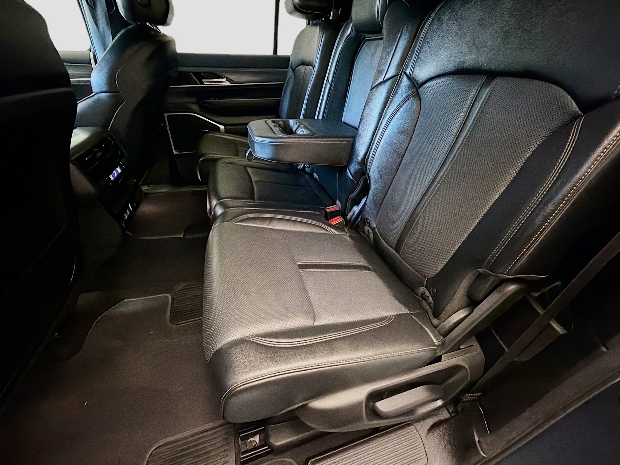 Used 2024 Jeep Wagoneer L Series II RWD image 10