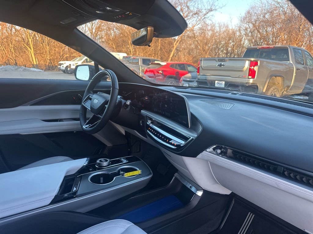 Used 2025 Cadillac Lyriq Luxury image 14