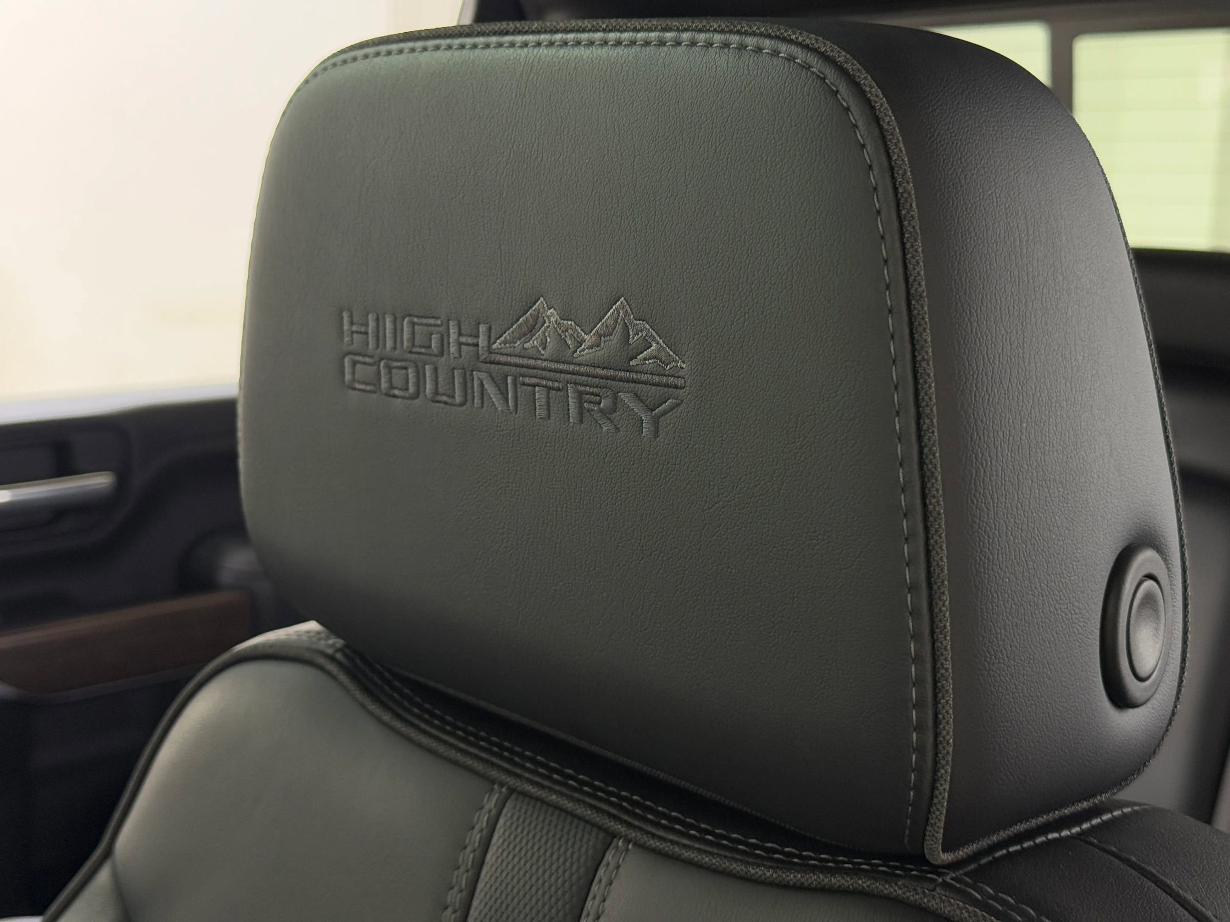 Used 2022 Chevrolet Silverado 2500 High Country w/ Technology Package image 38