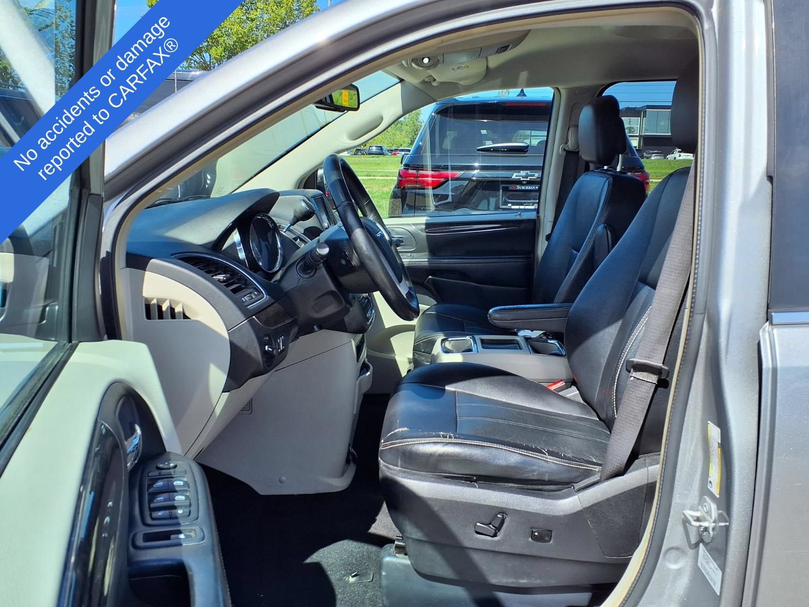 Used 2016 Chrysler Town & Country Touring w/ Driver Convenience Group FWD image 16