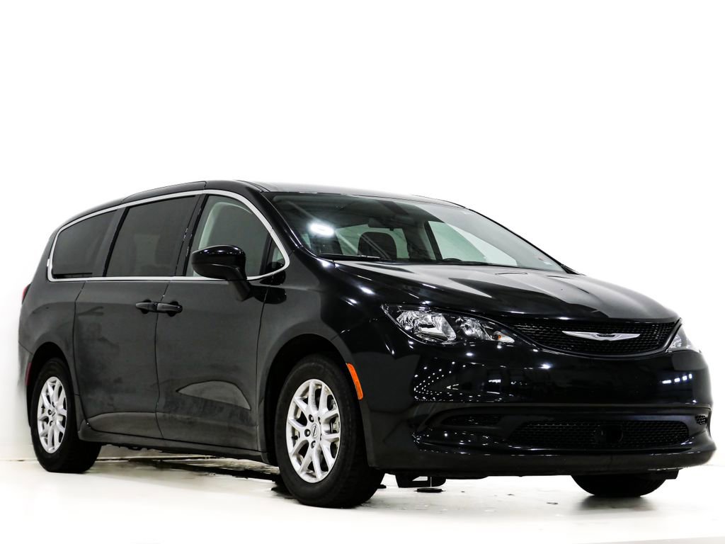 Used 2022 Chrysler Voyager LX image 1
