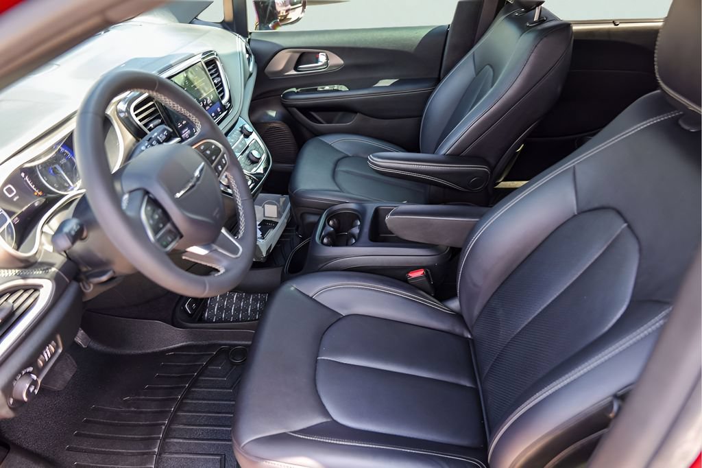 Used 2025 Chrysler Pacifica Select FWD image 12