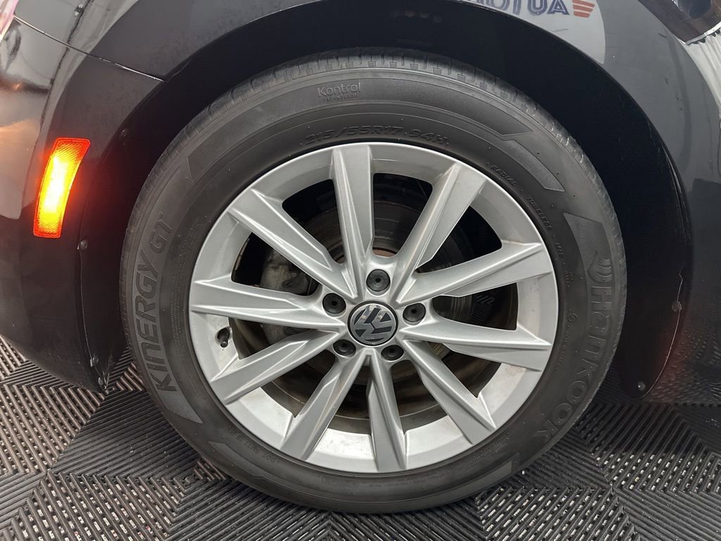 Used 2018 Volkswagen Beetle 2.0T FWD image 35
