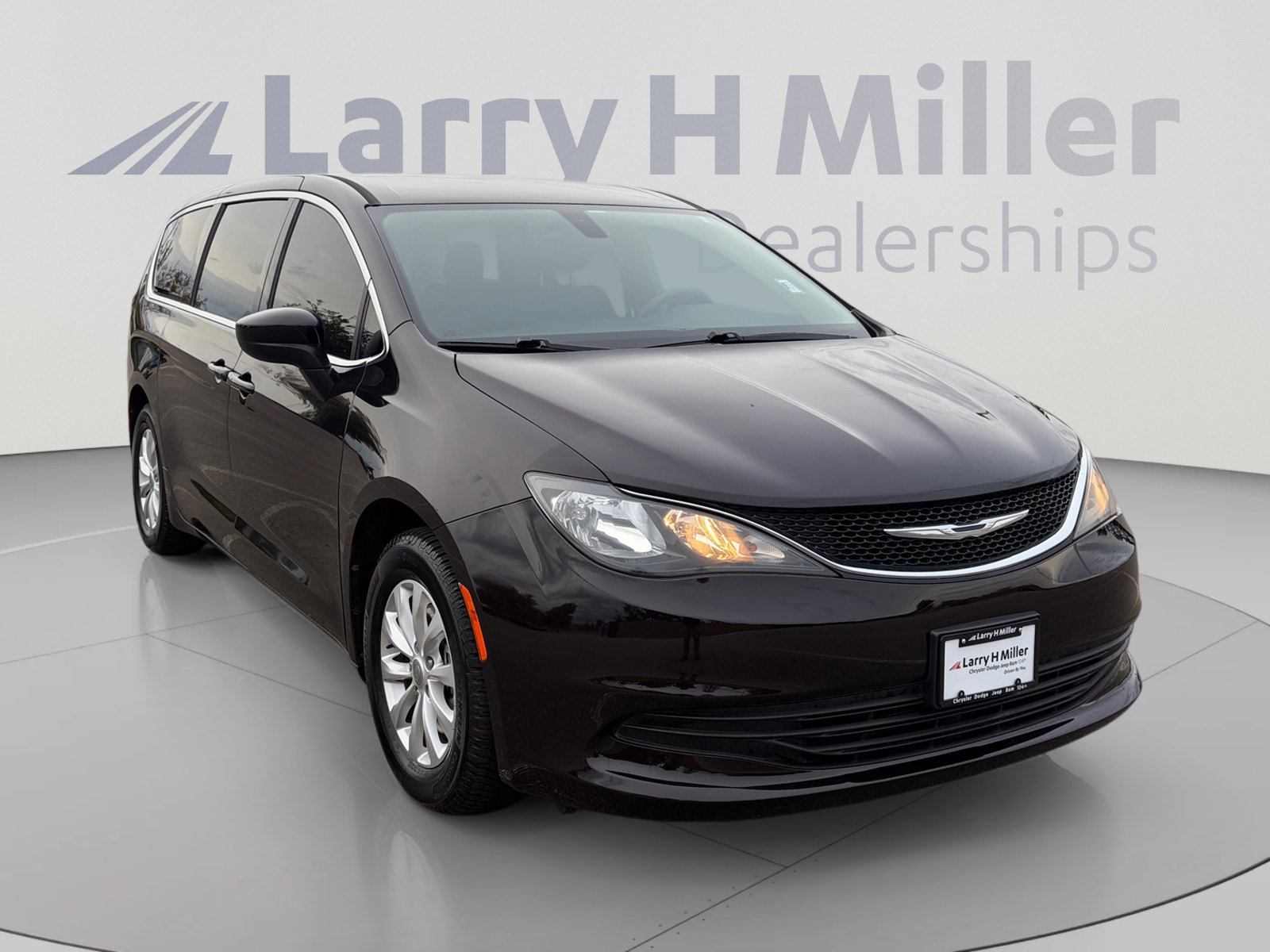 Used 2017 Chrysler Pacifica Touring w/ Tire & Wheel Group FWD image 8
