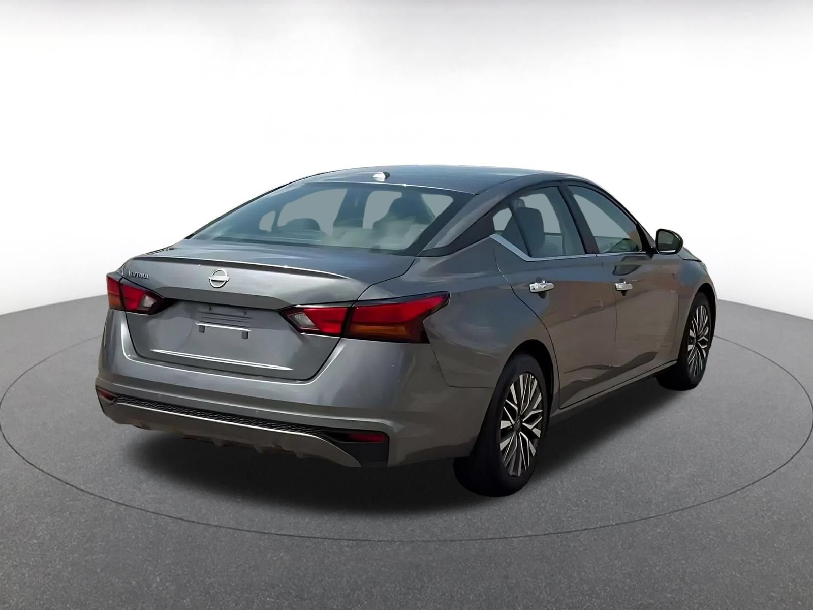 Used 2025 Nissan Altima 2.5 SV FWD image 13