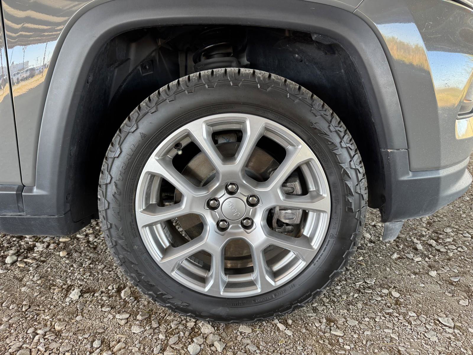 Used 2024 Jeep Compass Latitude image 41