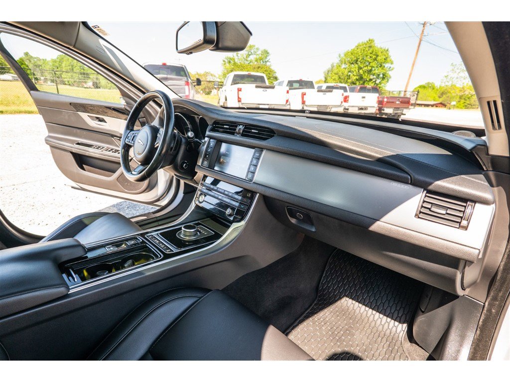 Used 2017 Jaguar XF Premium image 23