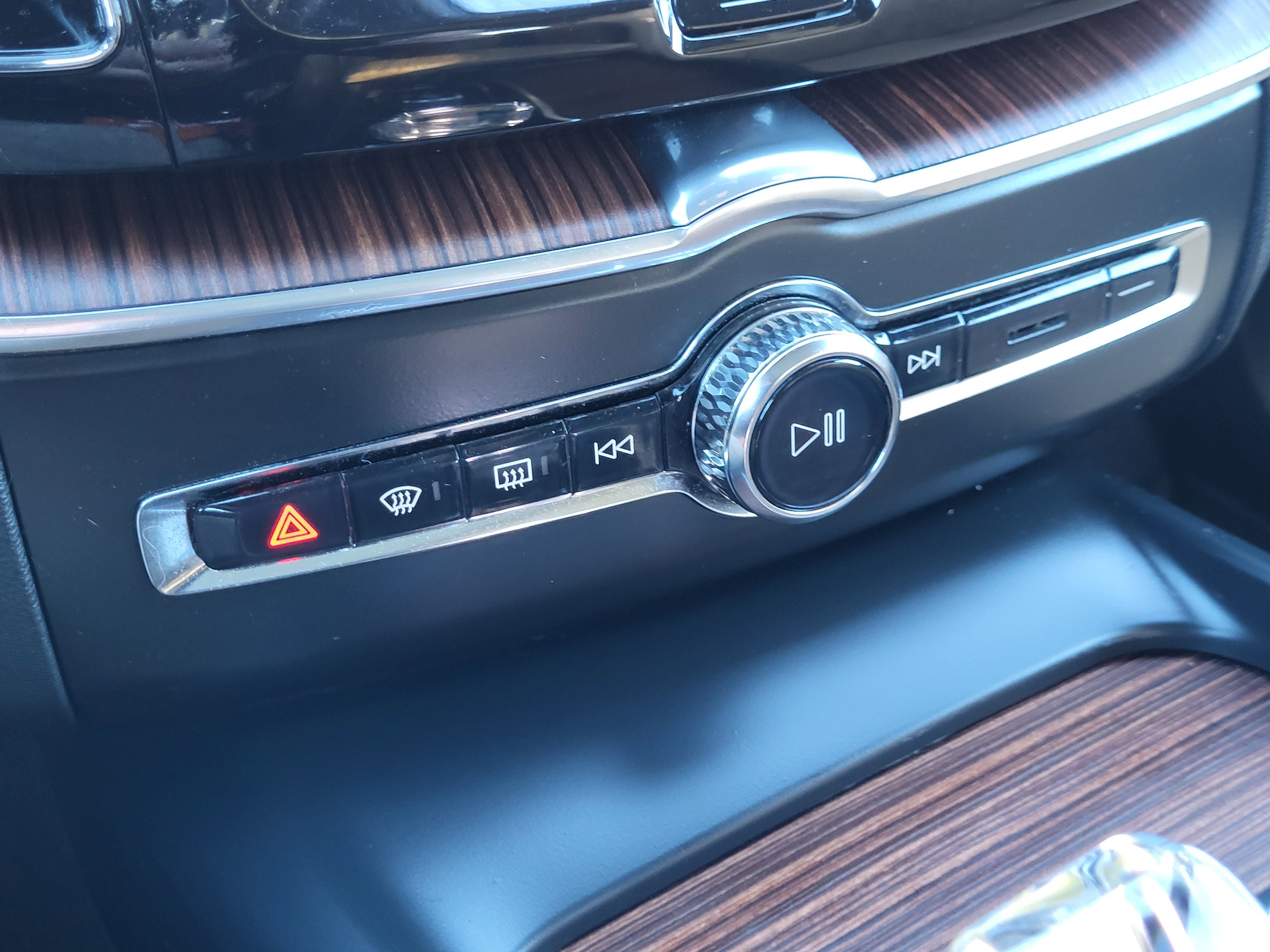 Certified 2023 Volvo XC60 B5 Ultimate w/ Protection Package Premier image 27