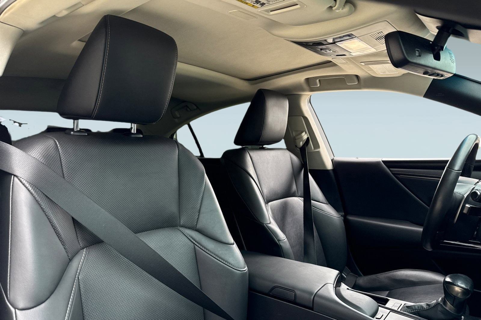 Used 2022 Lexus ES 300h w/ Premium Package image 31