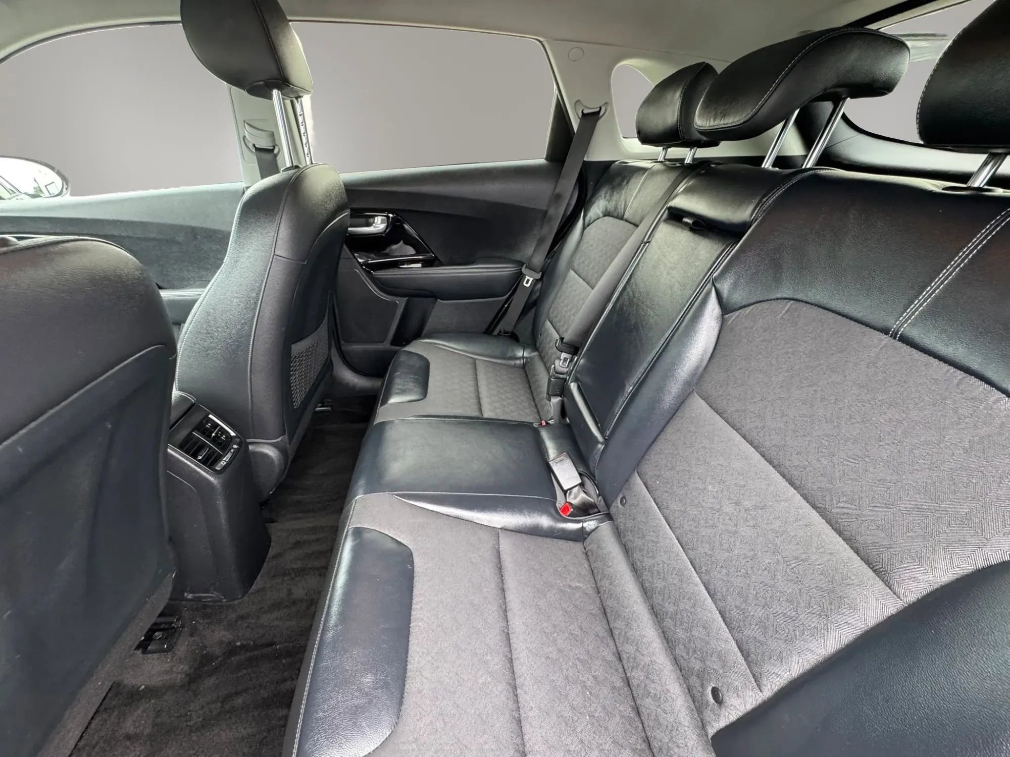 Used 2017 Kia Niro EX FWD image 10